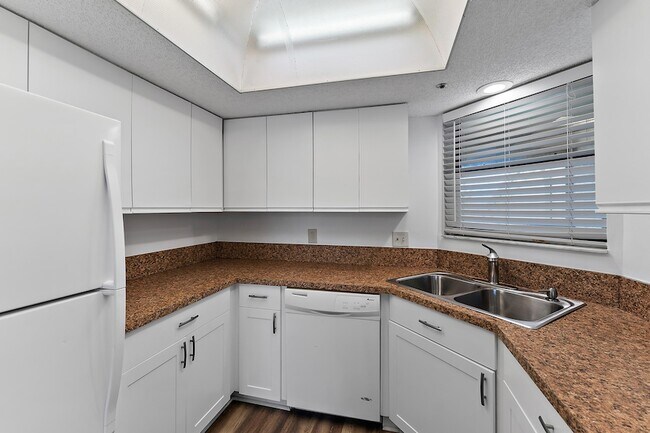 Building Photo - 700 Uno Lago Dr