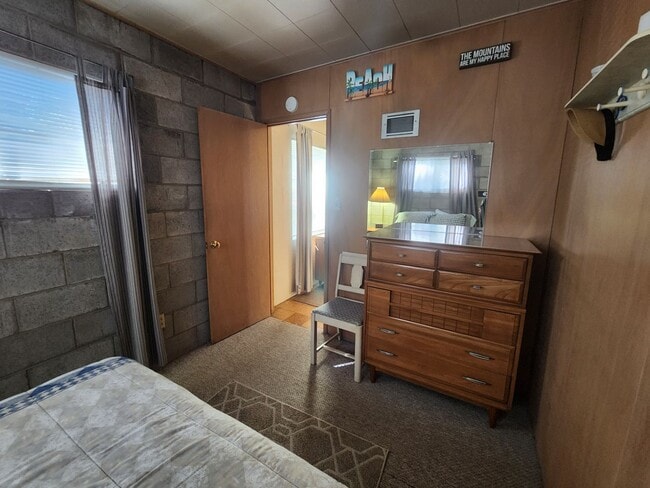 Building Photo - SKI LEASE: Close to Bus Line, Full Kitchen...