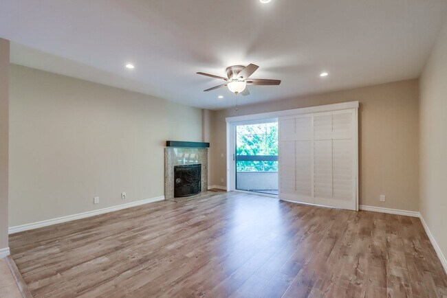 Building Photo - 6960 Golfcrest Dr