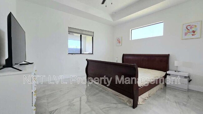 Building Photo - 220 NE 8th Pl