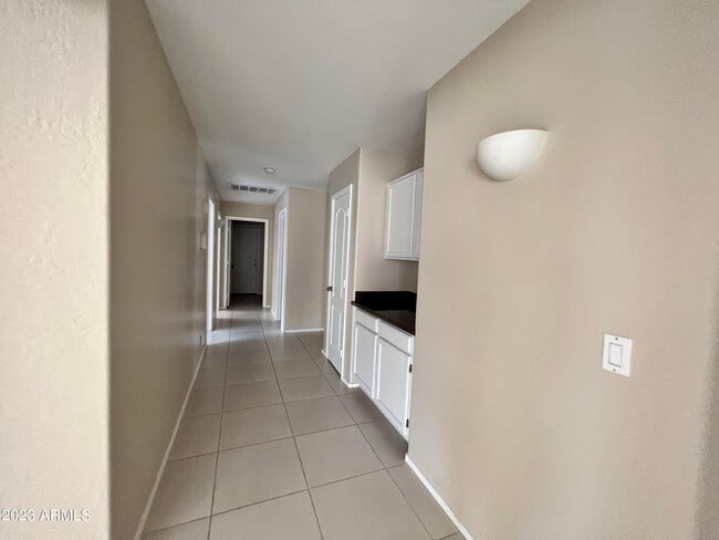 Building Photo - 4205 E Raven Rd