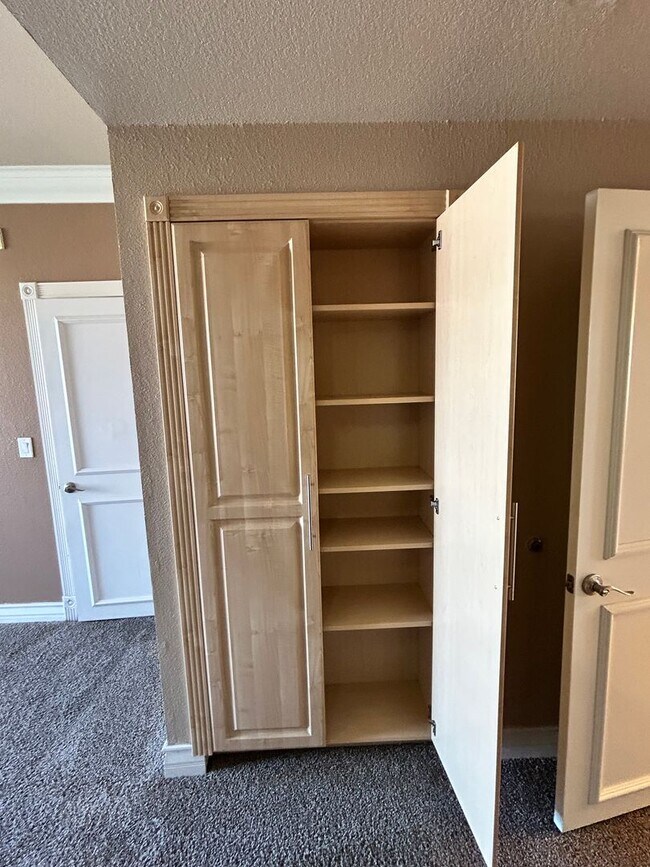 Building Photo - Beautiful, partially furnished 1 bedroom w...