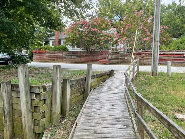 Building Photo - SW Updated Home - Wood Laminate Flooring, Front Porch & Deck!