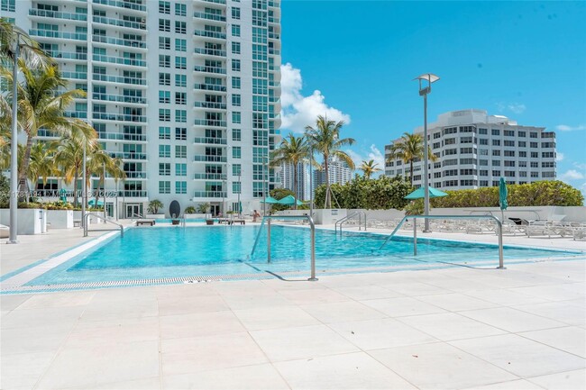 Building Photo - 950 Brickell Bay Dr