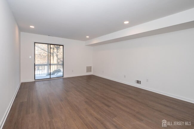 Building Photo - 801 Woodbridge Commons Way