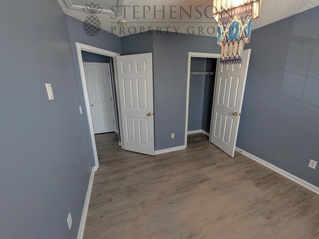Building Photo - 3 bed 2 bath LVP Floors