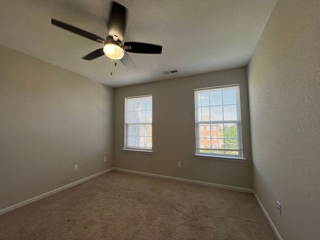 Building Photo - Welcome home - Trilevel H20 Townhome!