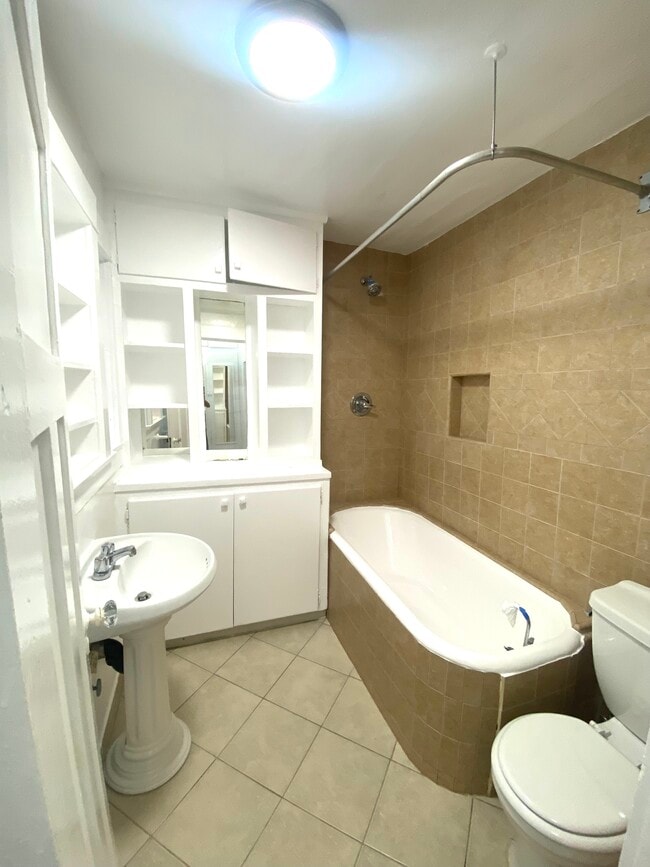 Bathroom - 7270 1/2 Fountain Ave