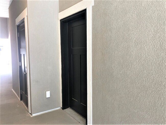 Building Photo - Top-Floor South-Facing Condo in Quail Hill...