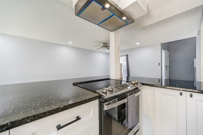 Building Photo - 7965 Kendalia Dr
