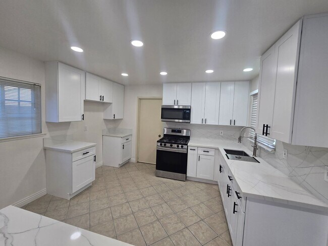 Building Photo - Beautiful 3 Bedroom 2 Bathroom Home In a P...