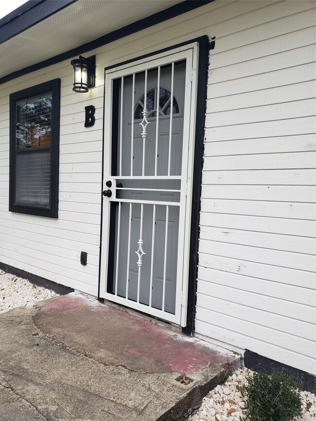 Building Photo - 1503 Ryon St