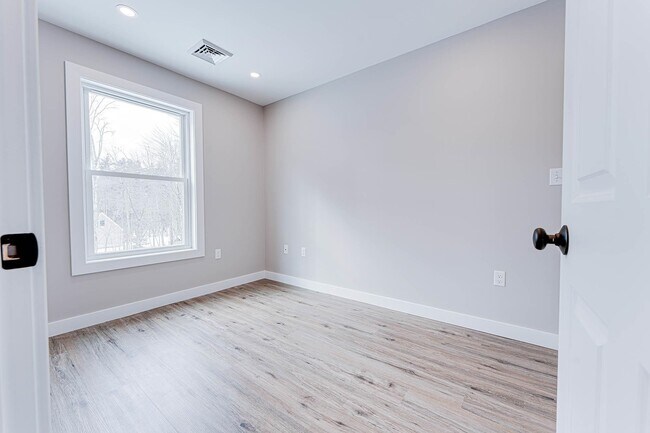 Building Photo - 3 Strafford Rd