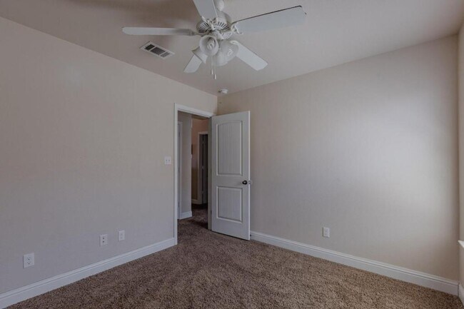 Building Photo - 711 Candlestick Dr