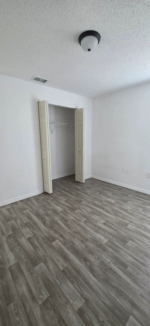 Building Photo - Spacious 3BR/2BA Home with Screened Patio and 2-Car Garage