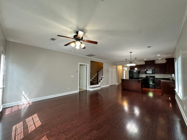 Building Photo - 3 bed/2 bath home with 1-car garage for re...