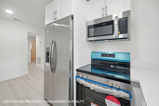 Building Photo - Renovated 3 Bed/2 Bath Home with Den & Off...