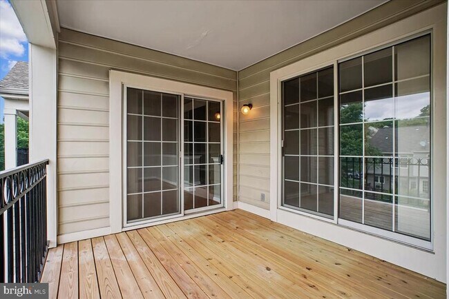Building Photo - 1100 Quaker Hill Dr