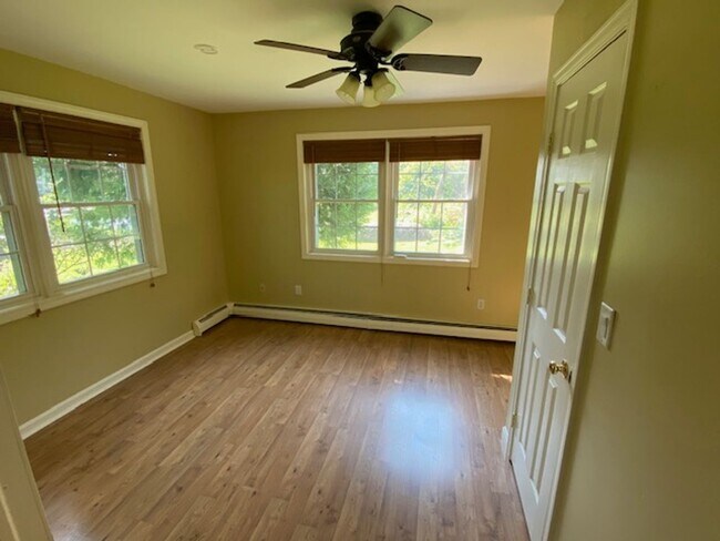 Building Photo - 4BD/1.5BA S. Burlington Townhome