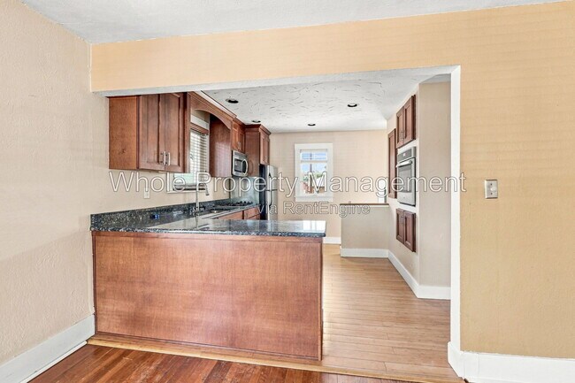 Building Photo - 3044 W Clyde Pl