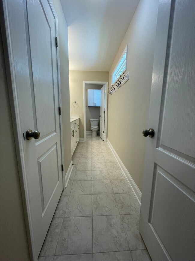 Building Photo - 3 Bedroom 3 Bathroom in Haymount! Pets okay
