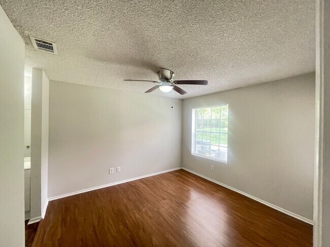 Building Photo - 1 Bed / 1 Bath Condo in Gated Comm. In Alt...