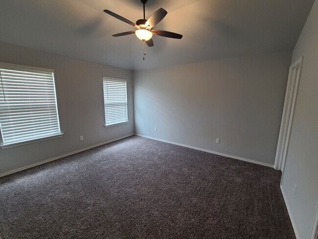 Building Photo - Open floor plan, Fridge included, fully fenced yard, neighborhood playground.