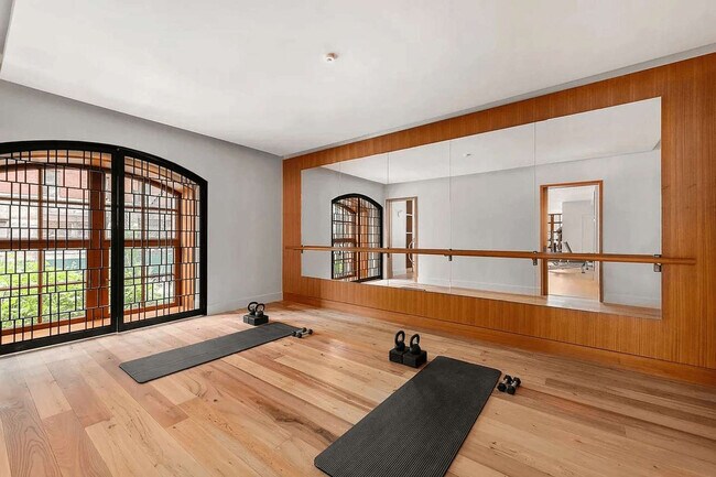 Building Photo - 100 Vandam St