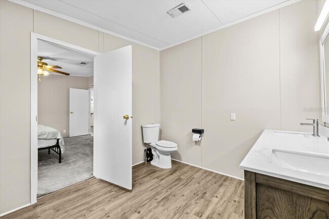 Building Photo - 13920 Hillcrest Dr