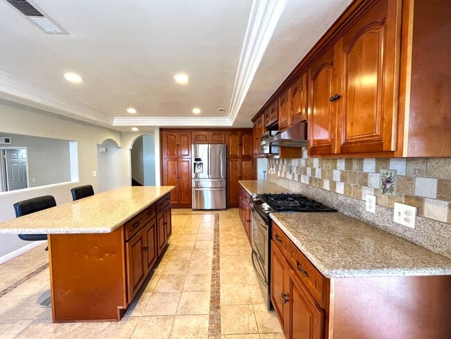Building Photo - 4 bed, 3 bath located in Anaheim!