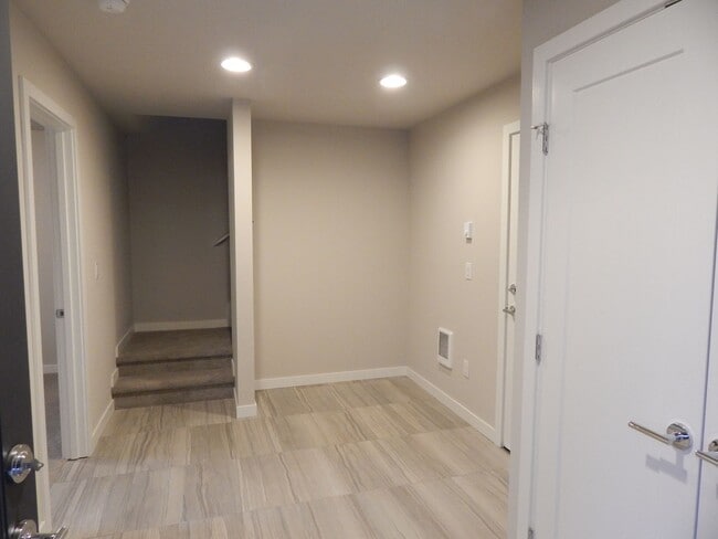 Building Photo - Bellevue 5 bd 3.5 bath townhouse with two ...