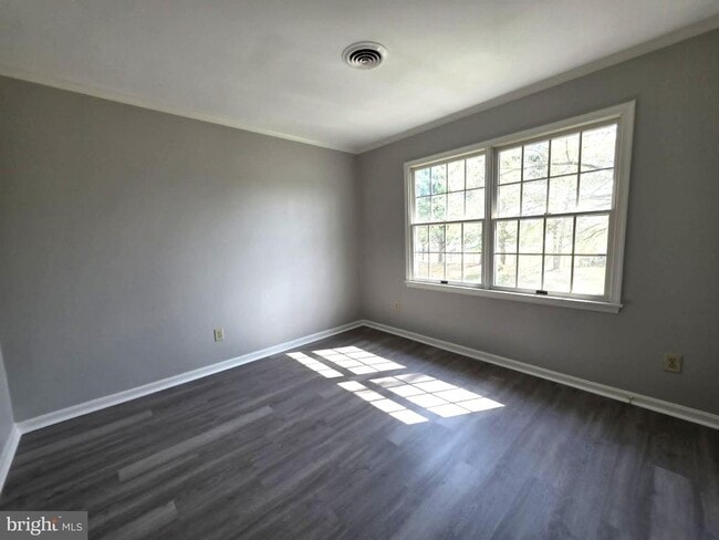 Building Photo - 830 Larch Way