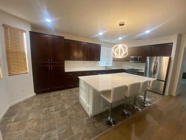 Building Photo - Elegant 5-Bedroom, 3.5-Bathroom Home – Mov...