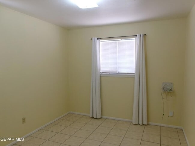 Building Photo - 10037 Oakwood Dr