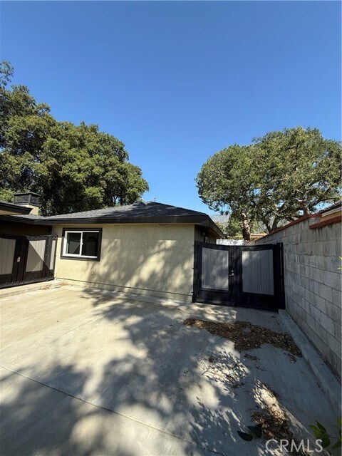 Building Photo - 1147 E Lemon Ave