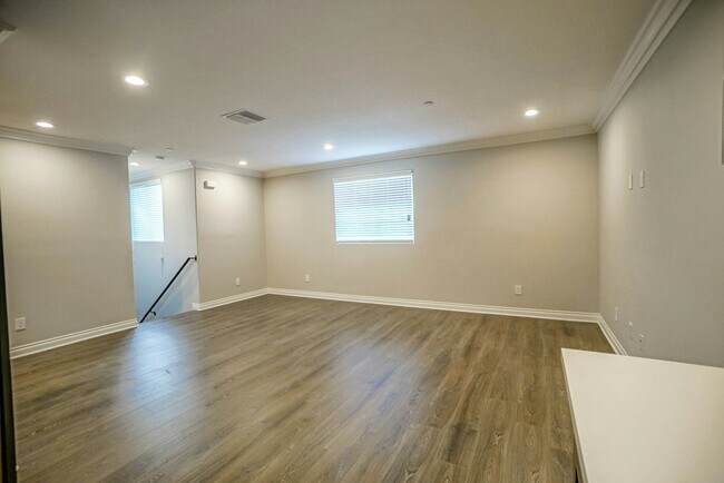 Building Photo - 1118-1118 1/2 W 39th Pl