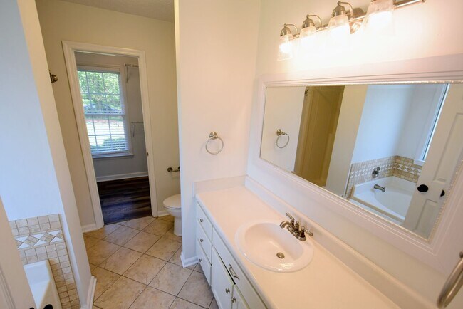 Building Photo - 2828 Franzia Dr