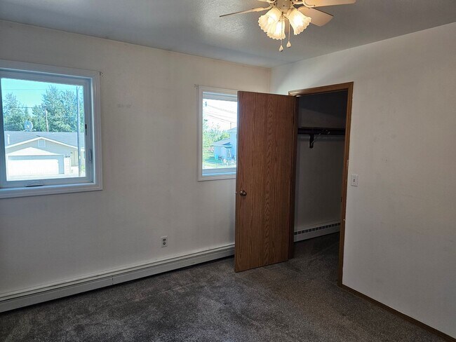 Building Photo - 2806 S Barnette St