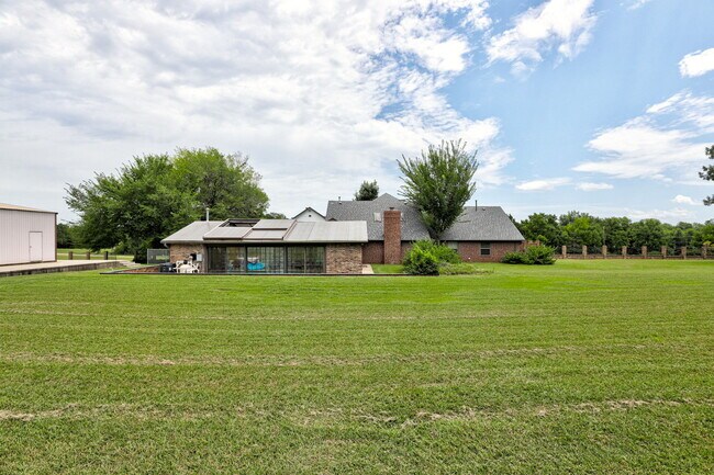 Building Photo - 1340 Bryant Cir