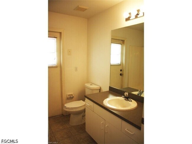 Building Photo - 2114 SW 39th St