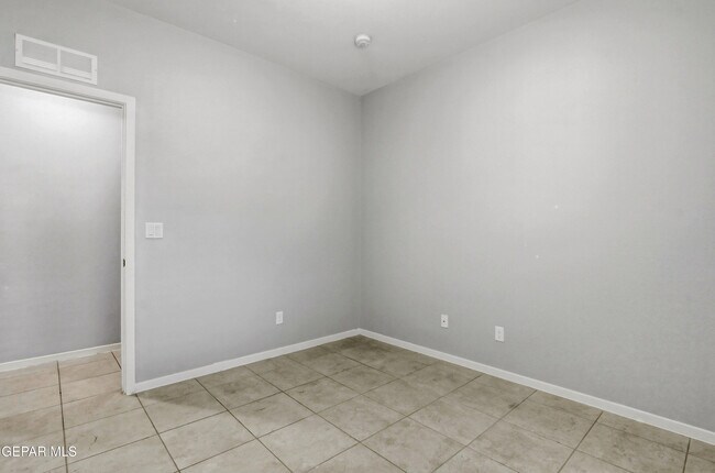 Building Photo - 11500 Summer Dr