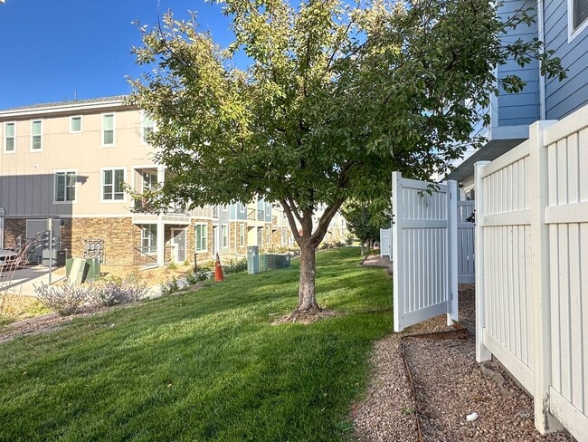 Building Photo - Move-in Incentive! TWO FREE WEEKS OF RENT