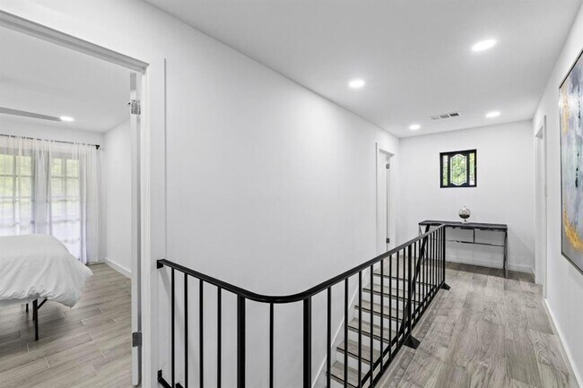 Building Photo - 3520 Highland View Dr