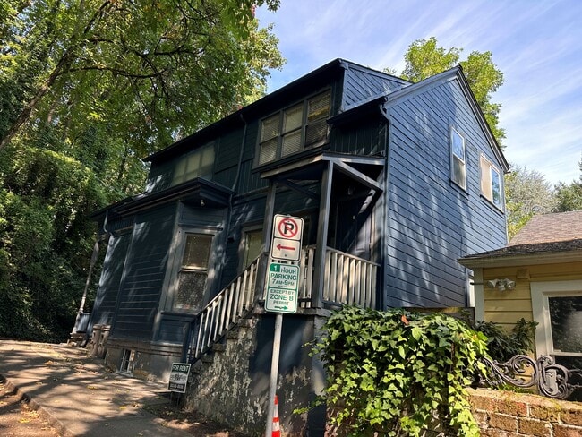 Primary Photo - 1275 SW College St