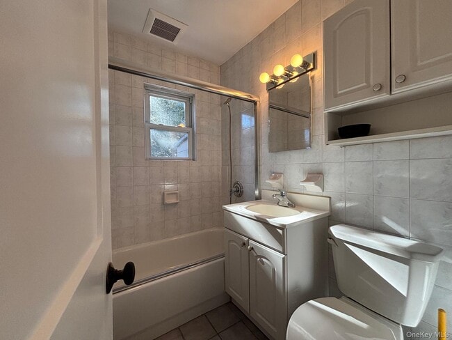 Building Photo - 14 Chamberlain Ave