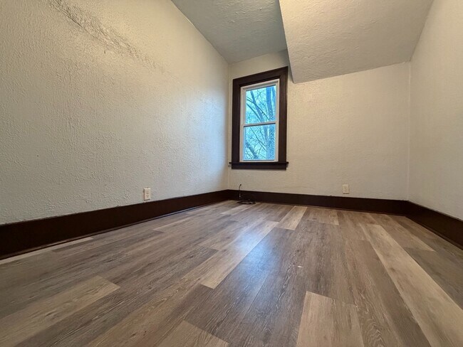 Building Photo - Affordable 1-Bedroom Apartment | Utilities Included | No Laundry