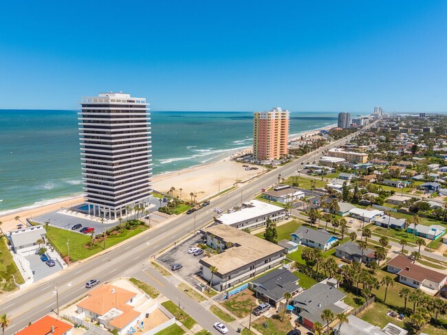 Building Photo - 2/2 Condo In Daytona Beach