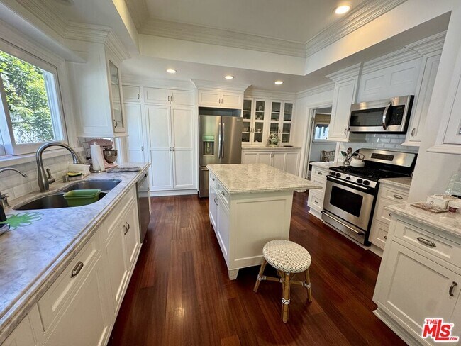 Building Photo - 1006 Las Pulgas Rd
