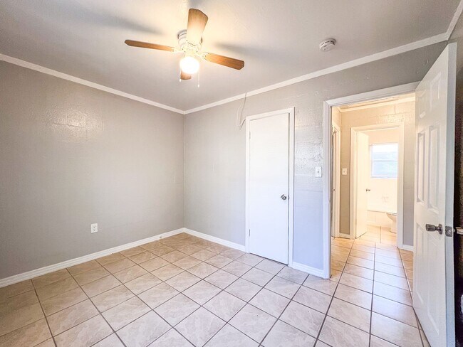 Building Photo - Nylic 14