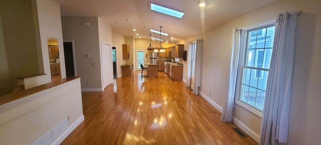 Building Photo - Charming 3 Bedroom, 3 Bath House